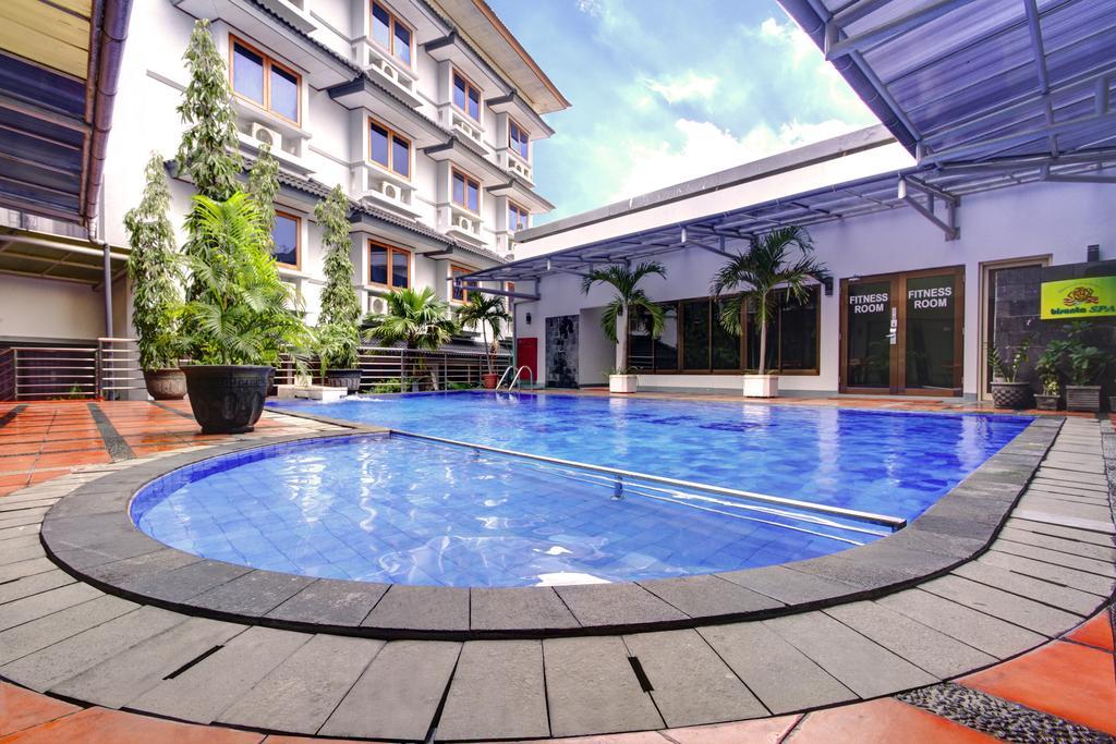 Hotel Bisanta Bidakara Tunjungan Сурабая Экстерьер фото
