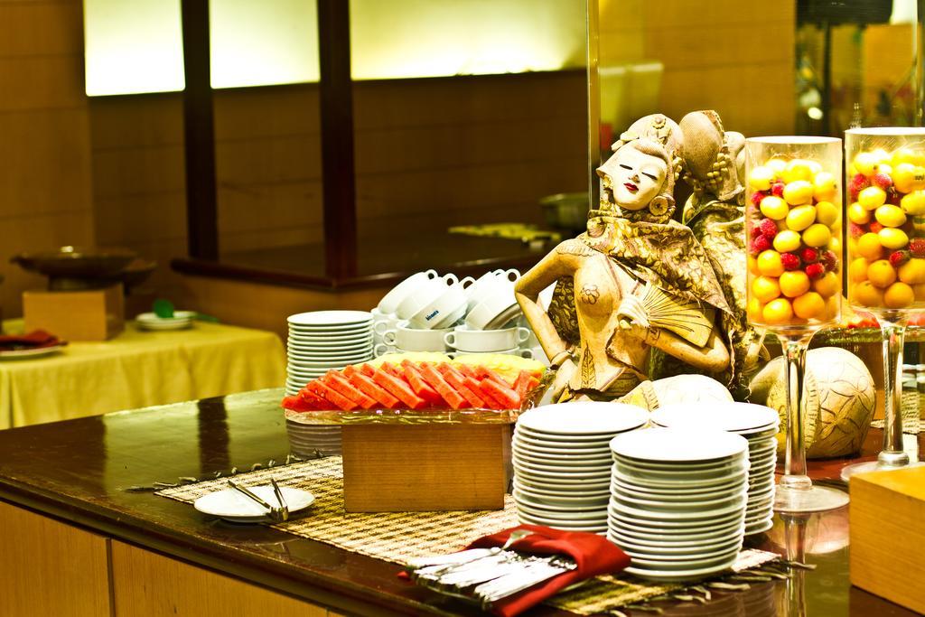 Hotel Bisanta Bidakara Tunjungan Сурабая Экстерьер фото
