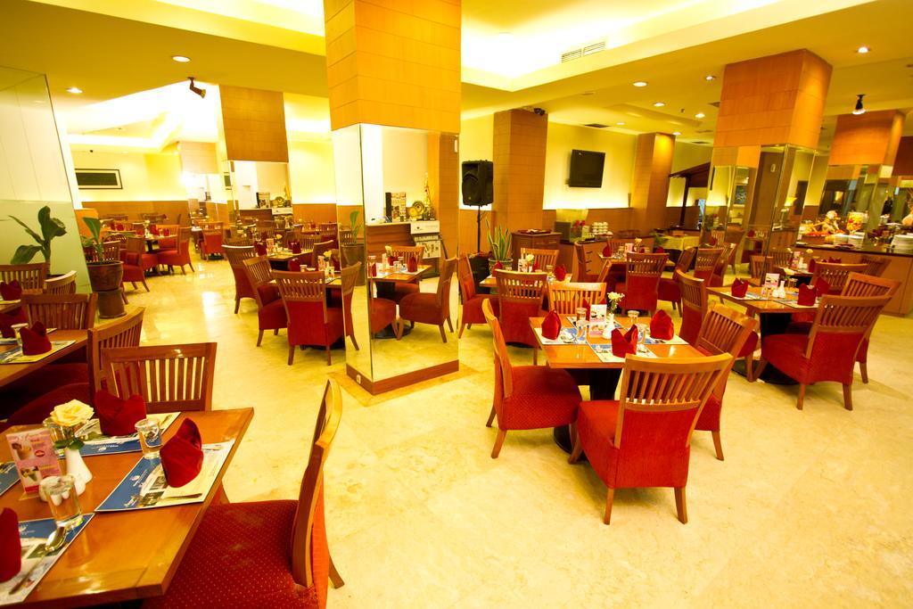 Hotel Bisanta Bidakara Tunjungan Сурабая Экстерьер фото