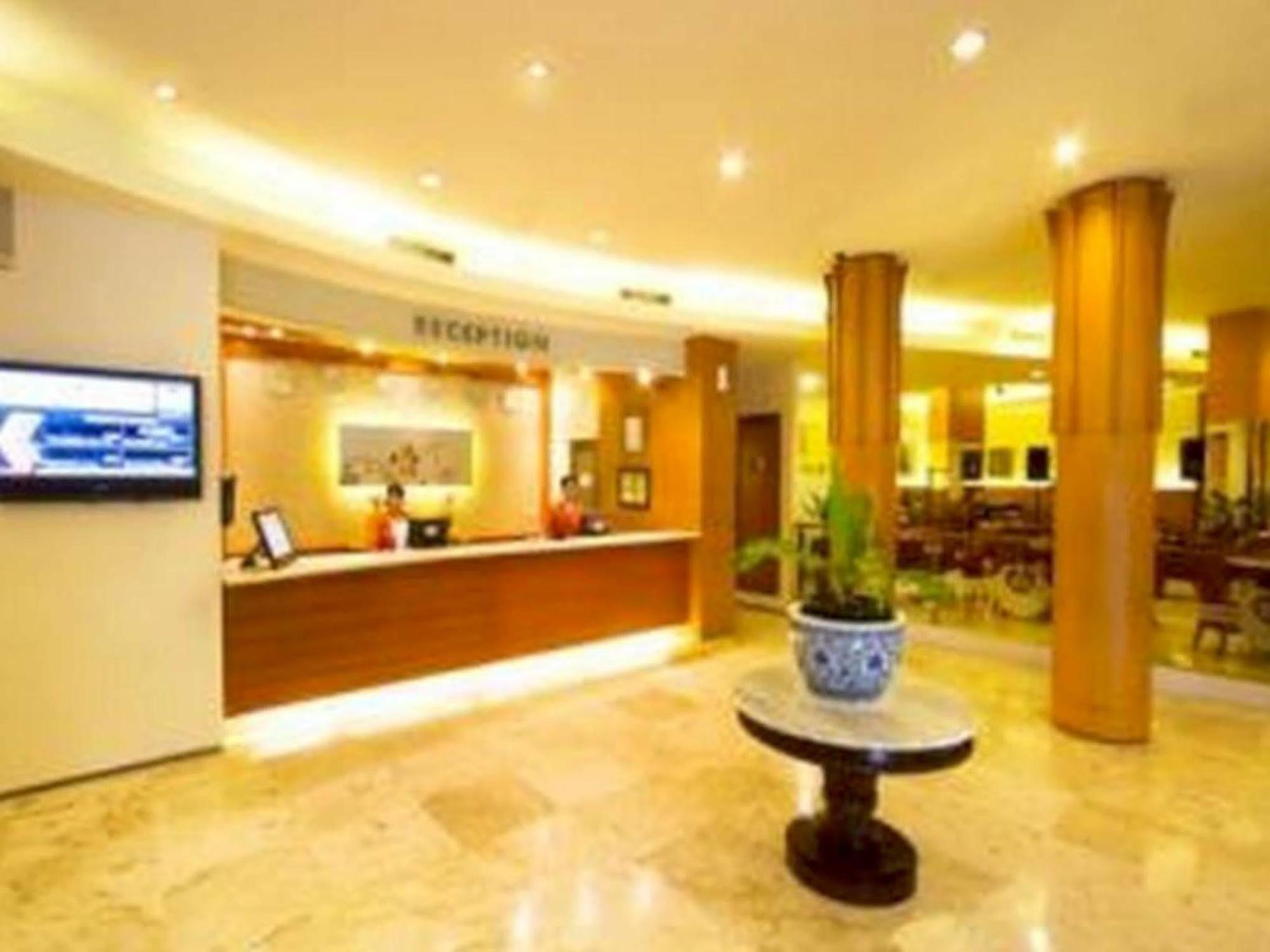 Hotel Bisanta Bidakara Tunjungan Сурабая Экстерьер фото