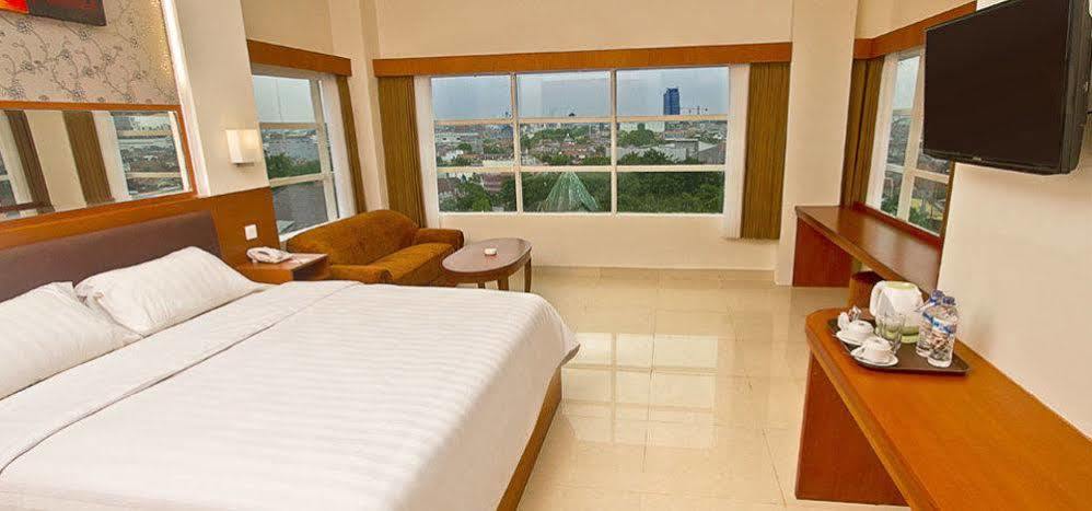 Hotel Bisanta Bidakara Tunjungan Сурабая Экстерьер фото