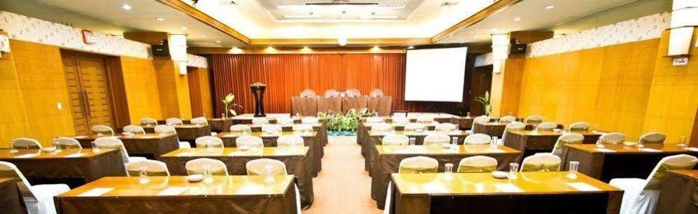 Hotel Bisanta Bidakara Tunjungan Сурабая Экстерьер фото